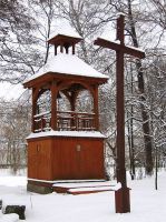 Dzwonnica drewaniana zimą
