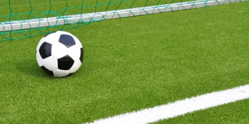 Piłko do gry w piłke nożną leżąca na zielonej murawie