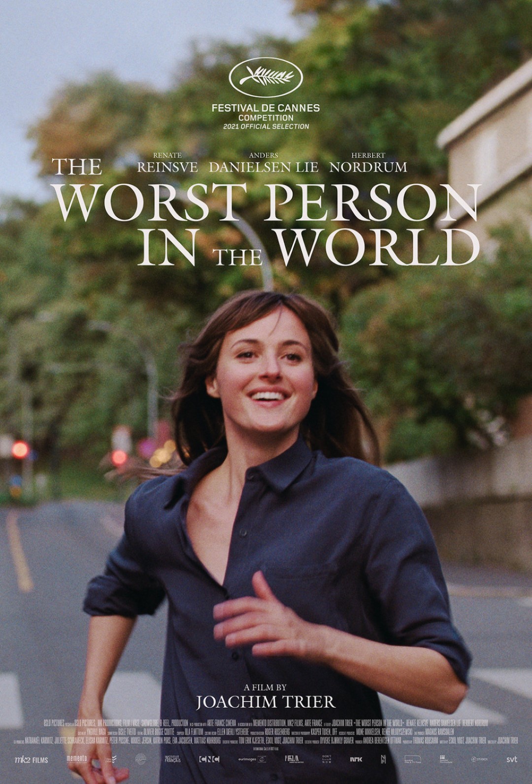 Plakat - Najgorszy człowiek na świecie - usmiechnięta kobieta biegnąca ulicą